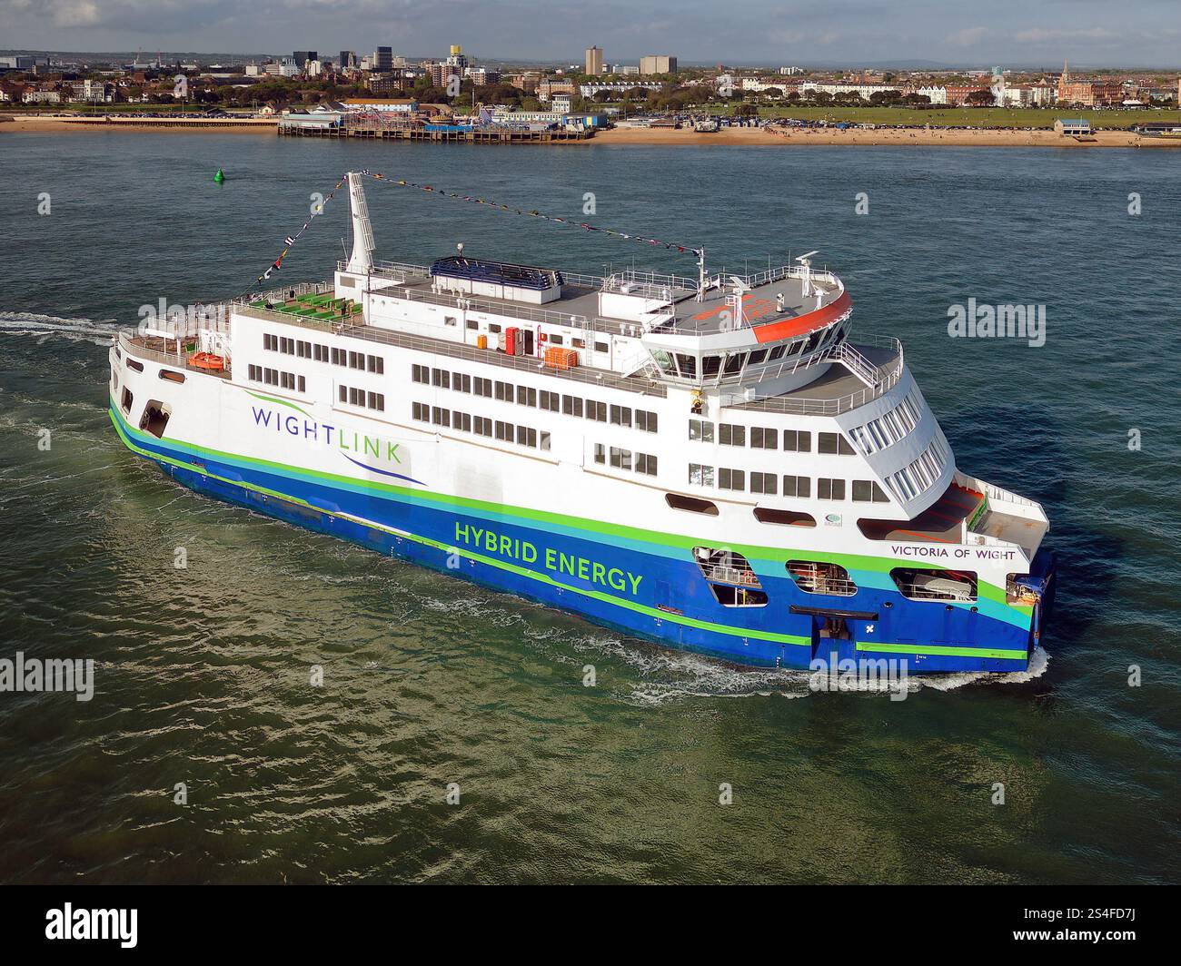 Le traversier hybride Wightlink Victoria of Wight dessert le Solent entre Portsmouth et l'île de Wight. Banque D'Images
