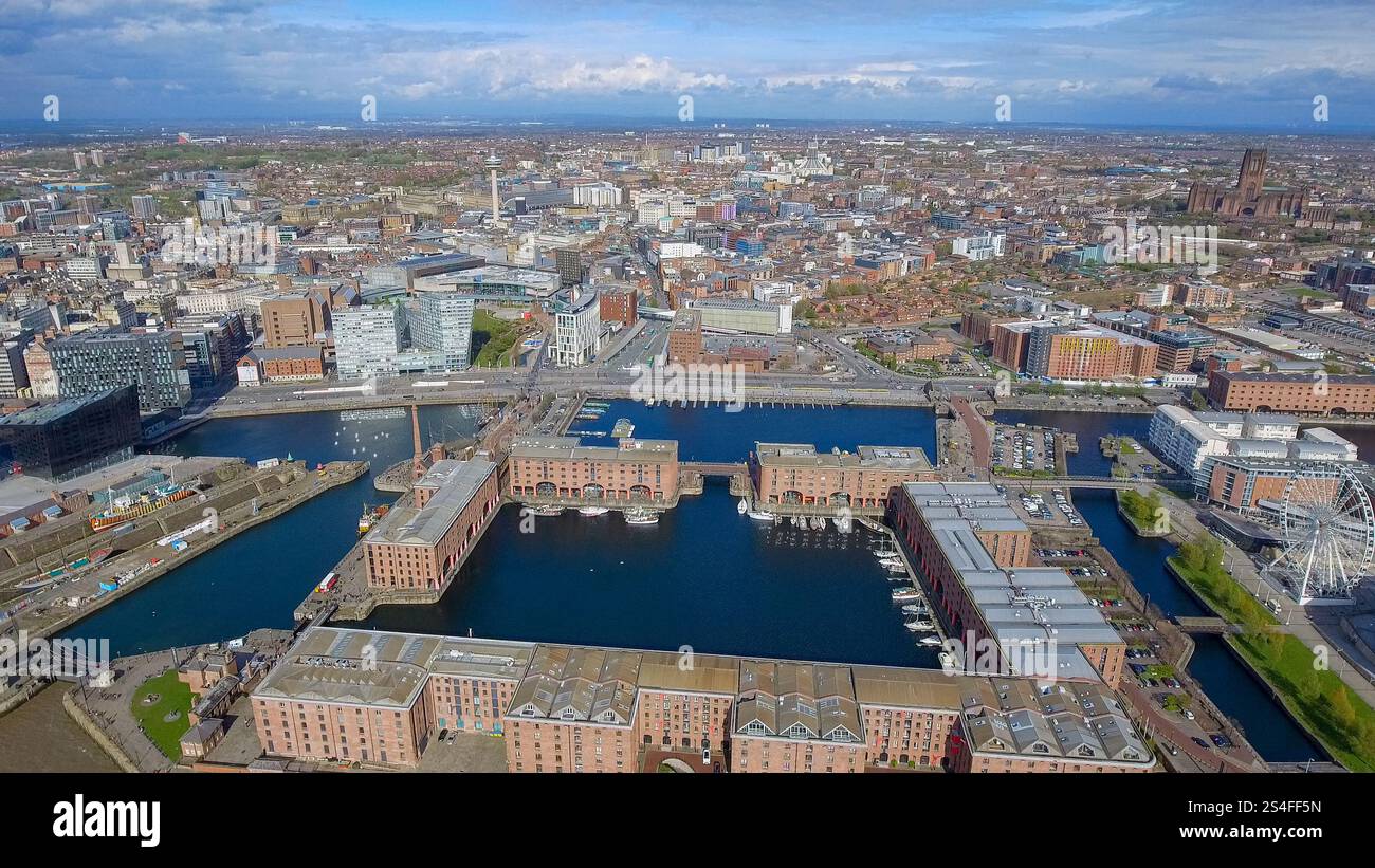 Des images aériennes captivantes de l'emblématique Albert Dock et du front de mer de Liverpool, mettant en valeur l'architecture moderne, les monuments historiques et la ville animée Banque D'Images