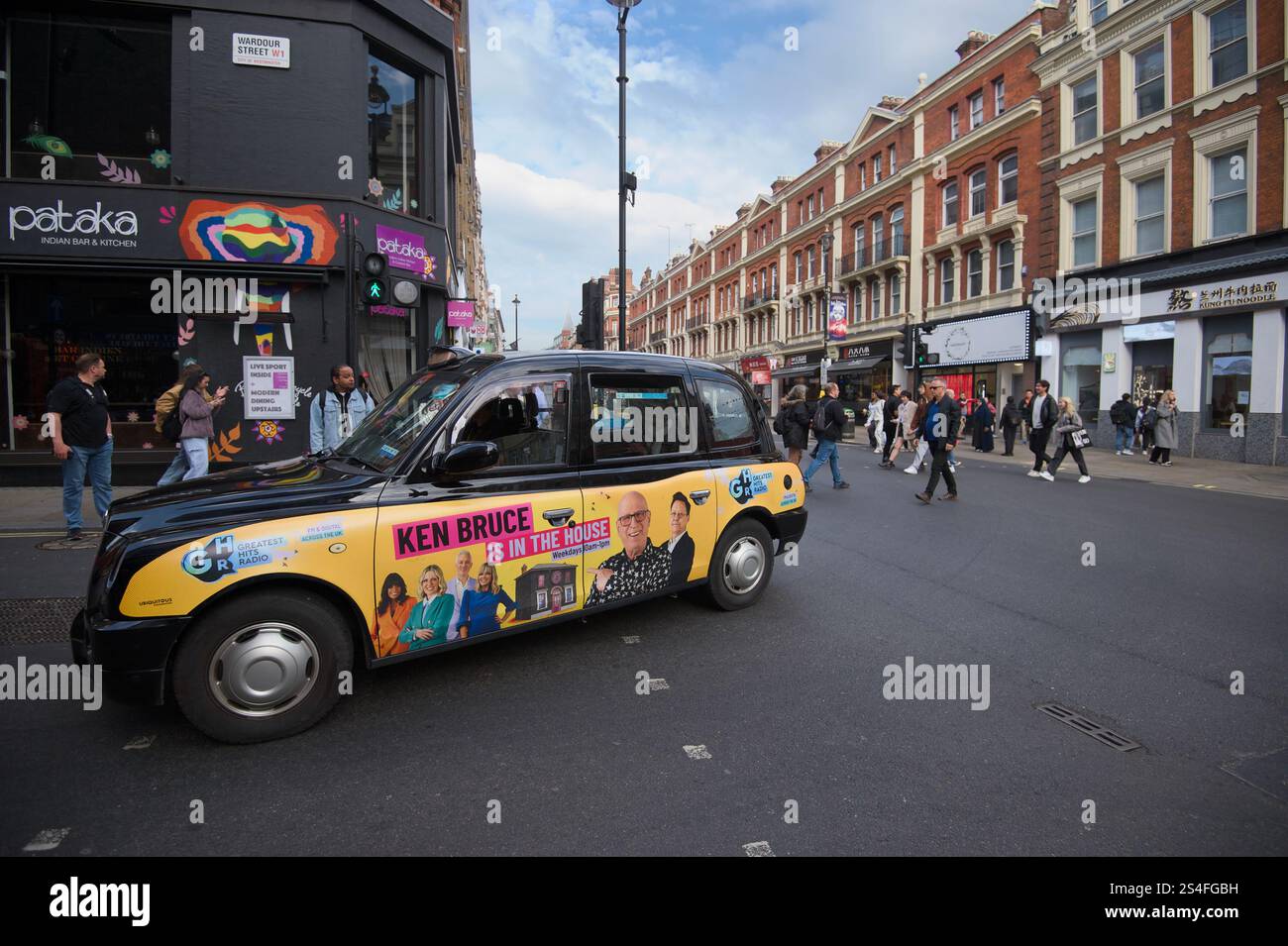 Emblématique carb de taxi londonien avec Ken bruce publicité Banque D'Images