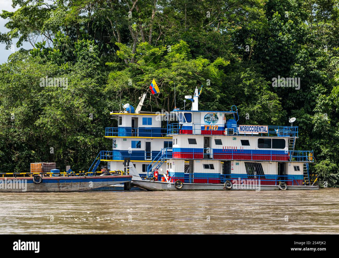 Remorqueurs de transport amarrés sur la rive, la rivière Napo, la forêt amazonienne, l'Équateur, l'Amérique du Sud Banque D'Images