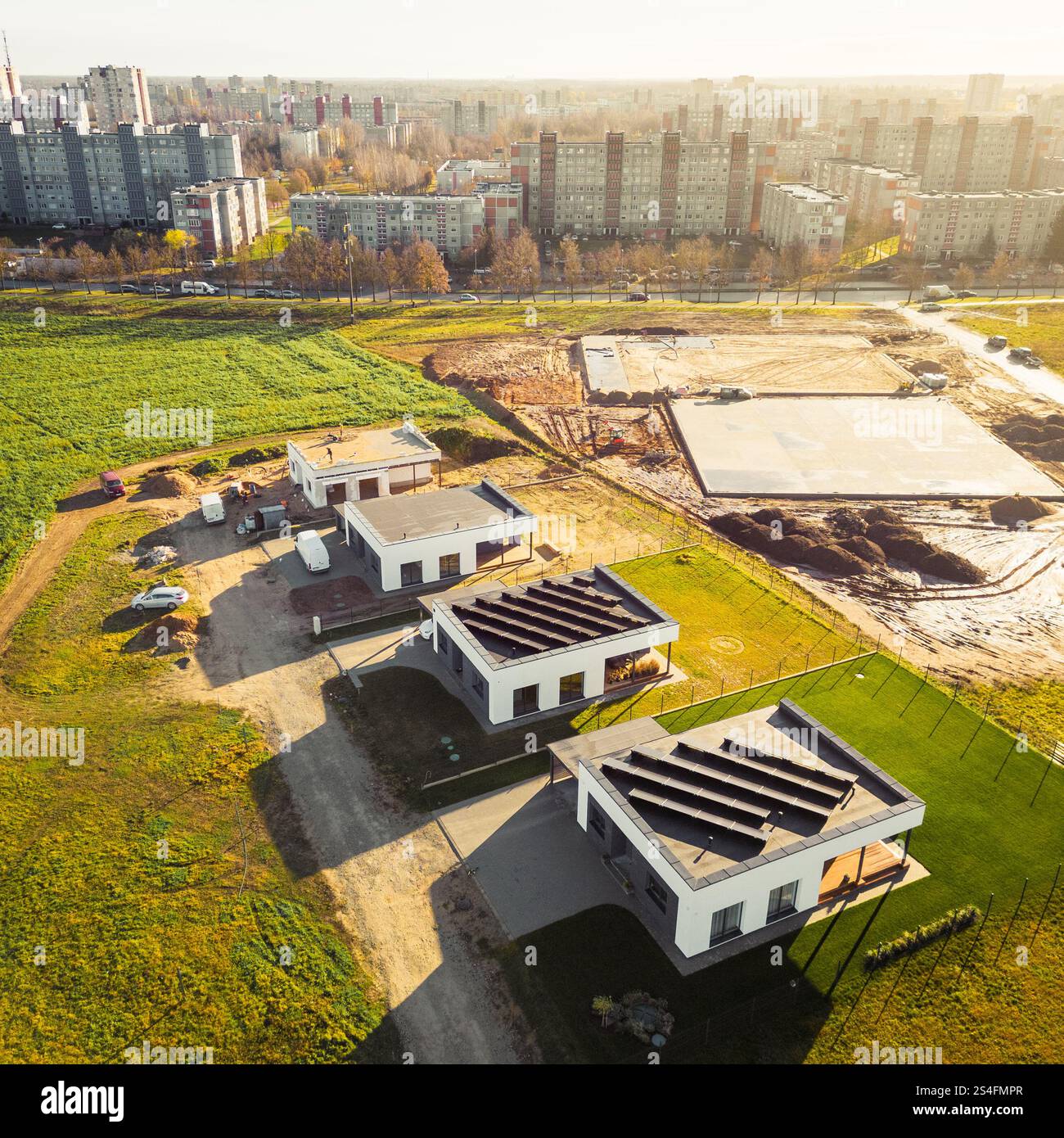 Siauliai, Lituanie, 2024 : les travailleurs de vue aérienne de haut en bas sur la surface de pose de toit se préparent à l'installation de panneaux solaires pour la maison privée. Vert Nouveau hous Banque D'Images