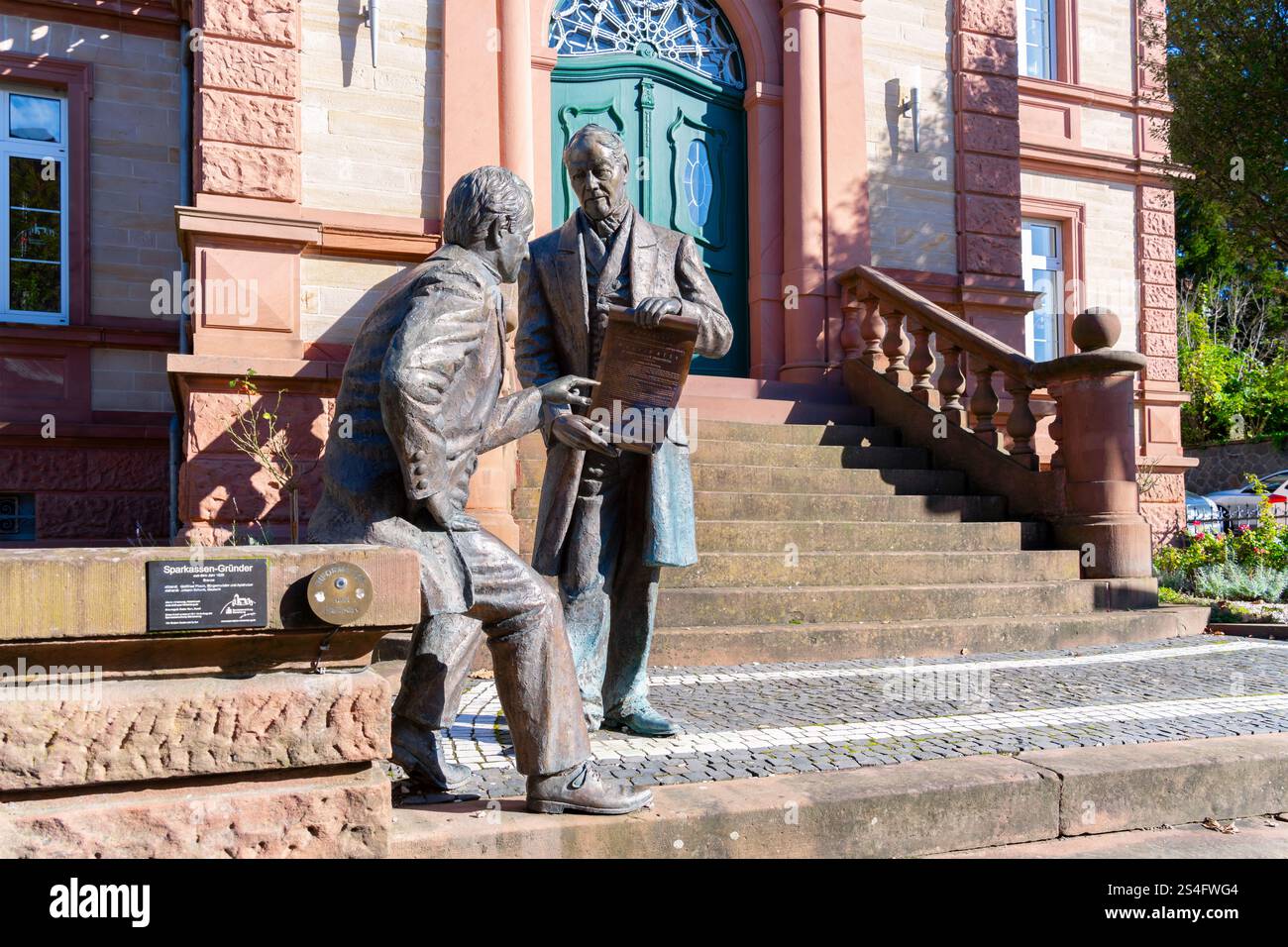 Heppenheim, Allemagne, 23.10.2024:sculptures des banquiers Gottfried Pirsch et Johann Schunk, fondateurs de la Sparkasse à Heppenheim, créée par Hint Banque D'Images