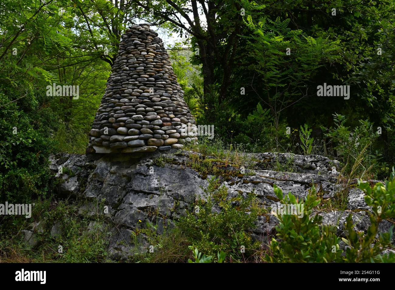 Une pyramide ou une tour en pierre naturelle pour l'équilibre et la stabilité. Objet de pile de pierre relaxant d'harmonie. Banque D'Images