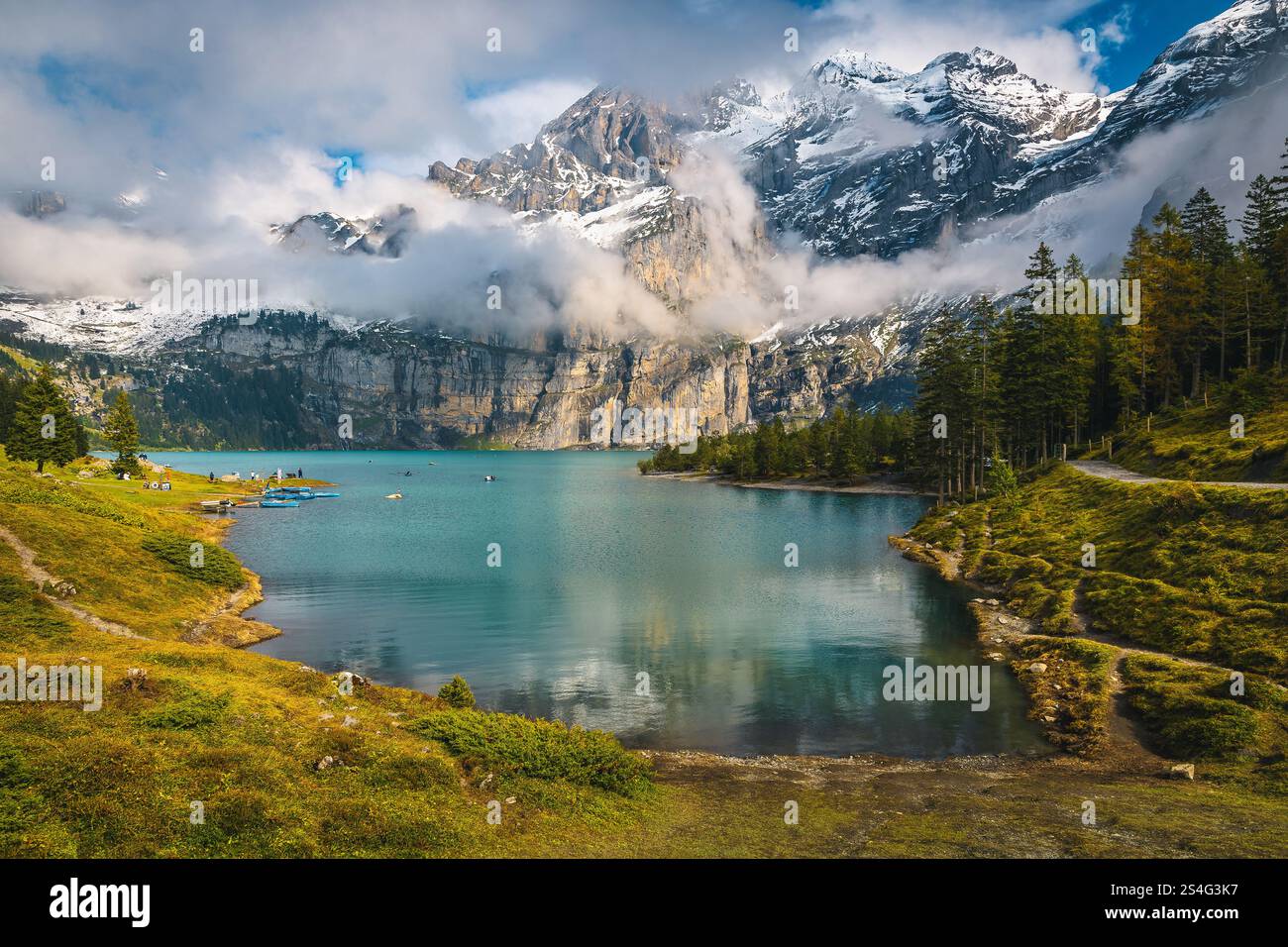 Lac alpin étonnant et vue magnifique avec des montagnes enneigées brumeuses, lac Oeschinensee, Kandersteg, Oberland bernois, Suisse, Europe Banque D'Images