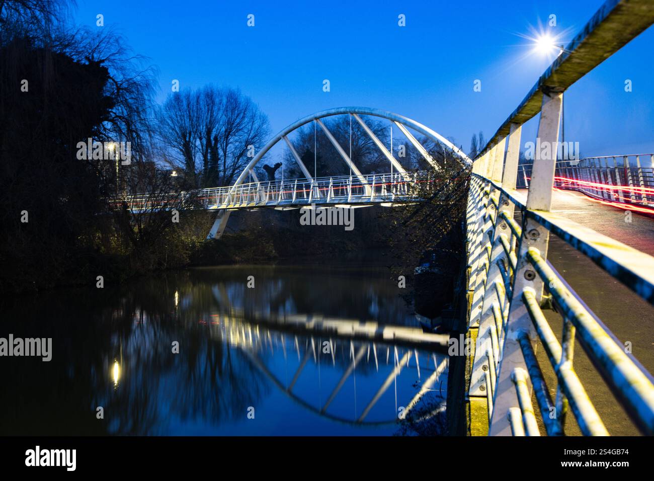 Heure bleue au pont Equiano, Cambridge, Royaume-Uni Banque D'Images
