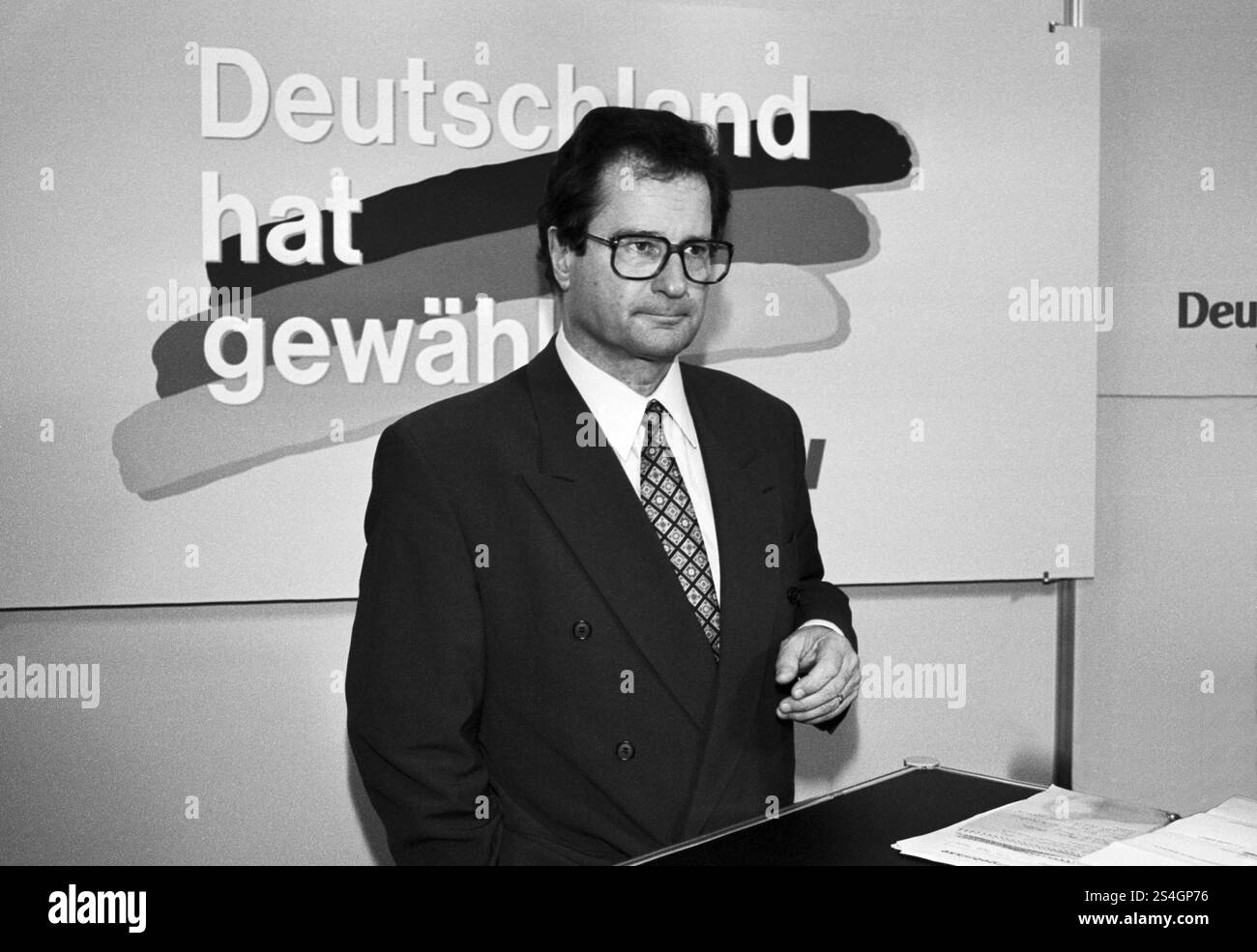 Deutschland, Bonn 16.10.1994 Archiv. : 50-12a-07 Wahlnacht zur Bundestagswahl Foto : FDP-Bundesvorsitzender Klaus Kinkel Wahlnacht zur Bundestagswahl *** Allemagne, Bonn 16 10 1994 Archive 50 12a 07 nuit des élections au Bundestag photo du président fédéral du FDP Klaus Kinkel nuit des élections au Bundestag Banque D'Images