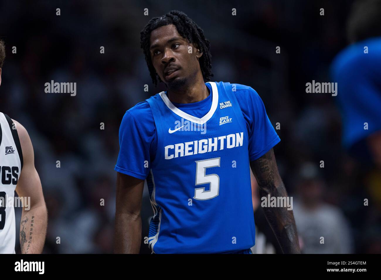 INDIANAPOLIS, IN - JANUARY 11: Creighton Bluejays guard Jamiya Neal (5) looks to the sidelines during the men's college basketball game between the Butler Bulldogs and Creighton Bluejays on January 11, 2025, at Hinkle Fieldhouse in Indianapolis, IN. (Photo by Zach Bolinger/Icon Sportswire) (Icon Sportswire via AP Images) Banque D'Images