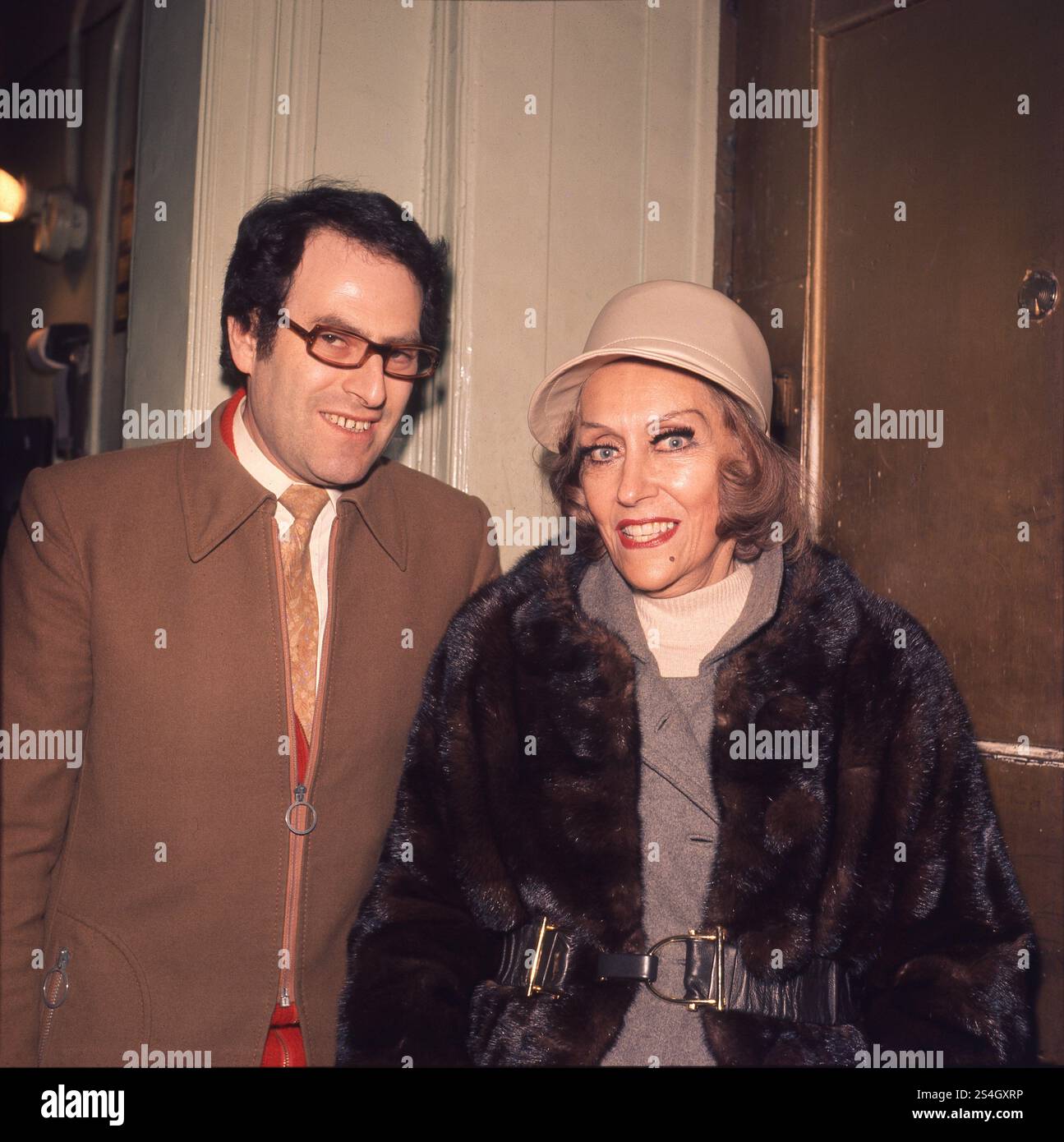GLORIA SWANSON avec agent / biographe / Showbiz reporter ROY MOSELEY vers 1978 probablement prise à Londres Banque D'Images