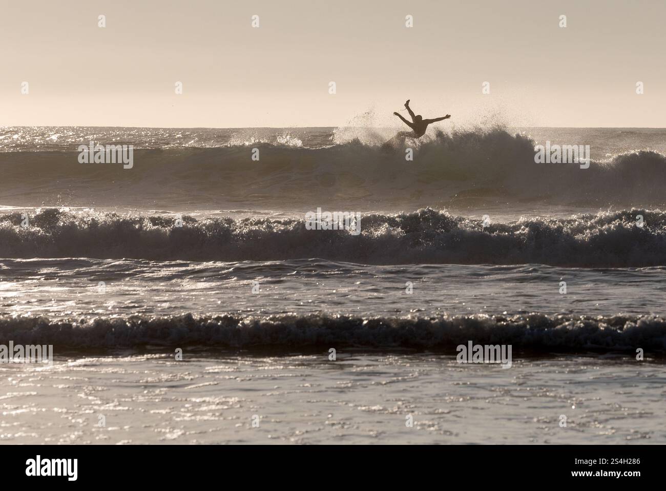 Surf au large de Kiwanda Beach, Oregon. Banque D'Images