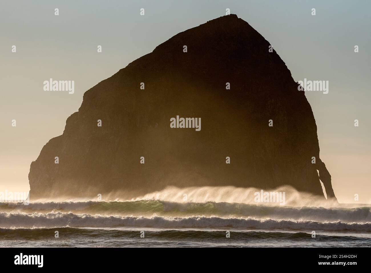 Waves et Haystack Rock au large de Pacific City, Oregon. Banque D'Images