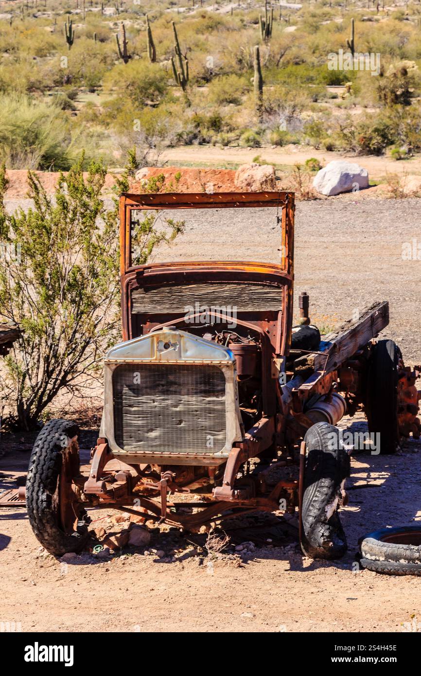 Un vieux camion rouillé est assis dans le désert. Le désert est aride et sec, sans végétation en vue. Le camion est une relique d'une époque révolue, et il s Banque D'Images