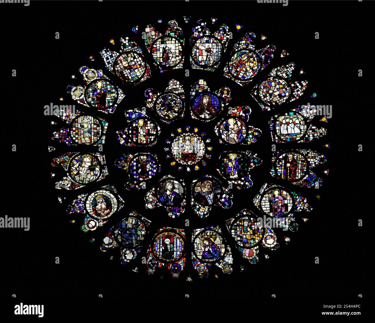 Des vitraux illuminent la cathédrale Saint-Etienne de Toulouse, mettant en valeur son patrimoine artistique. Banque D'Images