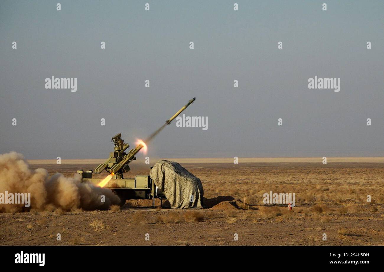 Non divulgué, Iran. 12 janvier 2025. Soldats iraniens prenant part à un exercice militaire dans un lieu non divulgué en Iran. L'Iran a étendu ses exercices militaires à deux installations nucléaires supplémentaires dans l'ouest et le centre du pays. (Image de crédit : © Bureau de l'armée iranienne via ZUMA Press Wire) USAGE ÉDITORIAL SEULEMENT! Non destiné à UN USAGE commercial ! Banque D'Images