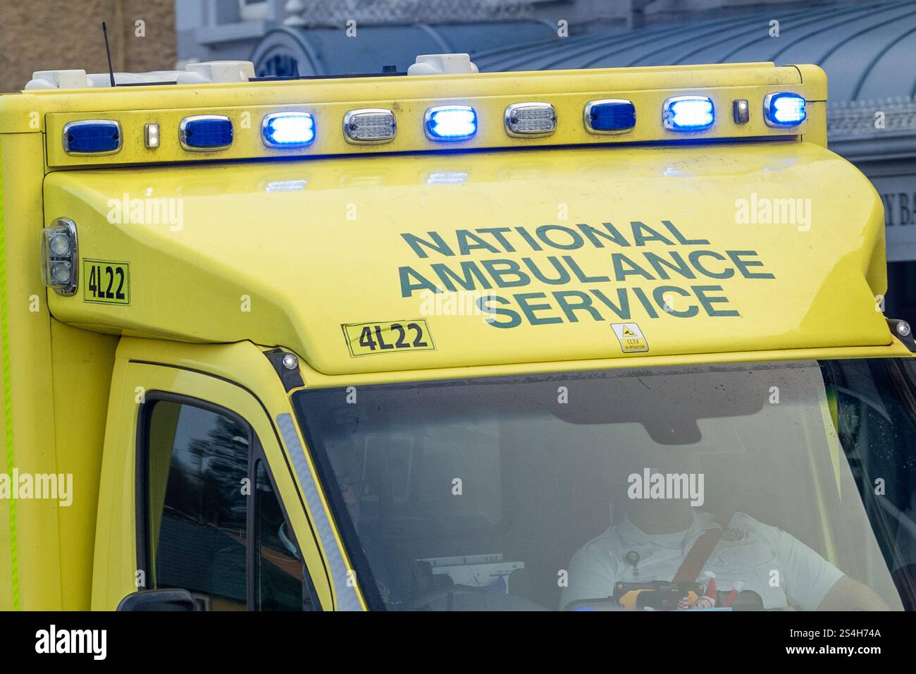 Ambulance d'urgence irlandaise sur un appel d'urgence à Bantry, West Cork, Irlande. Banque D'Images