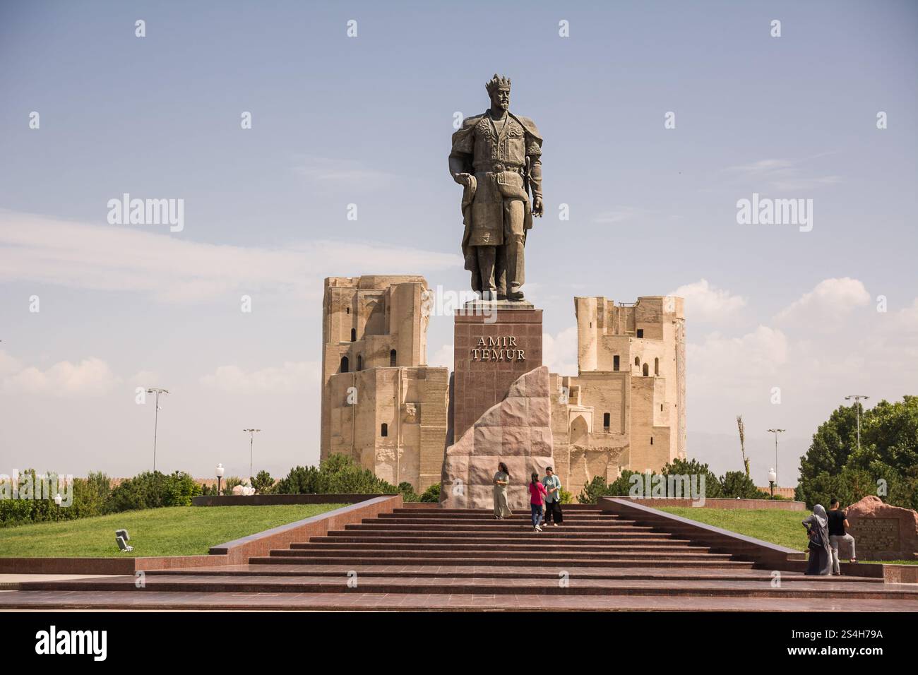 Statue d'Amir Temur et en arrière-plan les ruines du palais Ak-Saray à Shahrisabz dans la province de Samarcande Banque D'Images