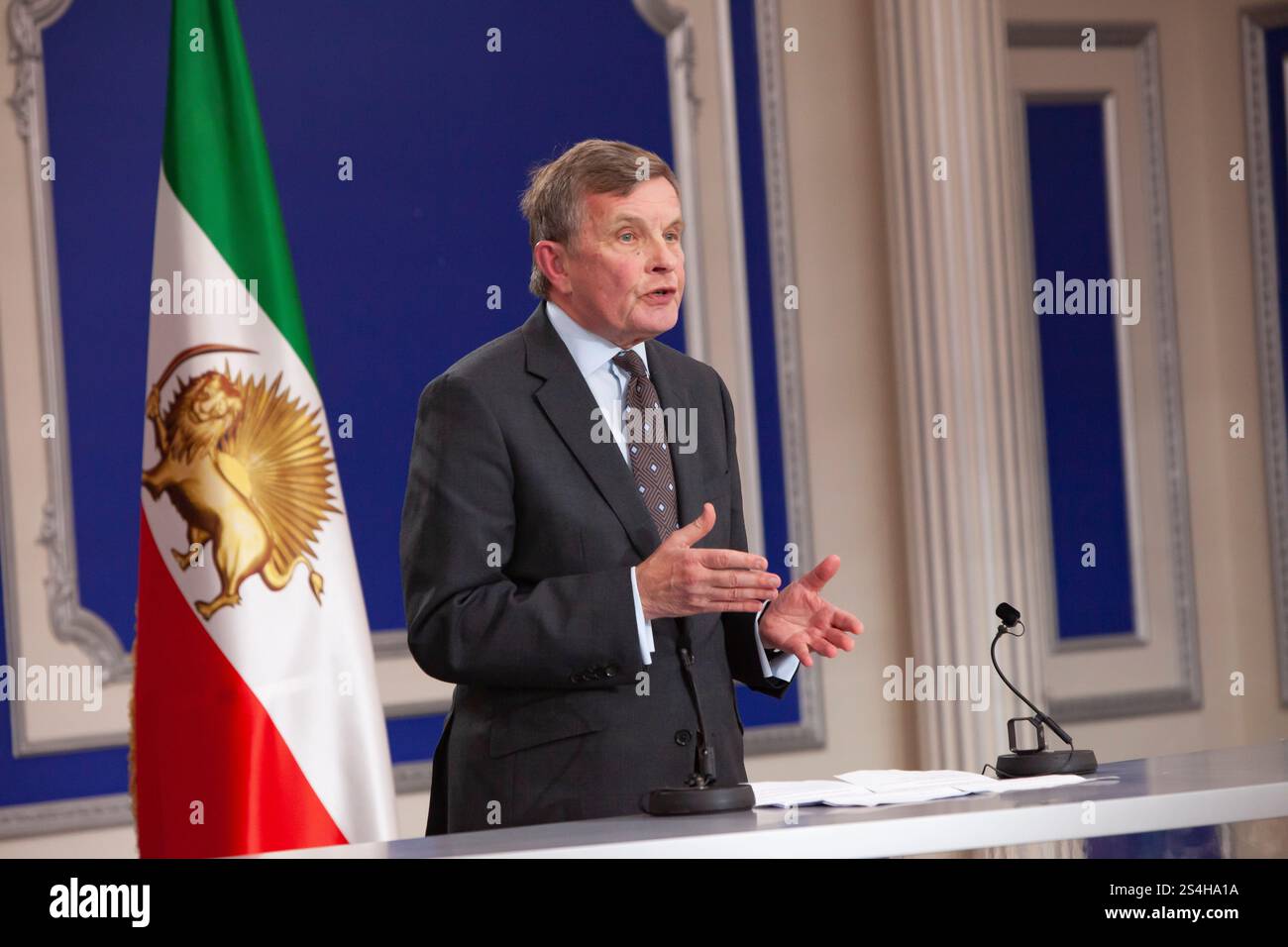 Auvers sur Oise, France. 11 janvier 2025. David Jones, ancien ministre britannique, est vu parler à la conférence. Lors d’un rassemblement à la conférence transatlantique tenue à Auvers-sur-Oise (nord de Paris) intitulé Nouvelle politique envers le régime iranien. Debout avec la résistance organisée, d’anciens dirigeants mondiaux et des responsables militaires d’Europe et des États-Unis se sont réunis pour discuter et proposer une nouvelle approche stratégique envers l’Iran. Crédit : SOPA images Limited/Alamy Live News Banque D'Images