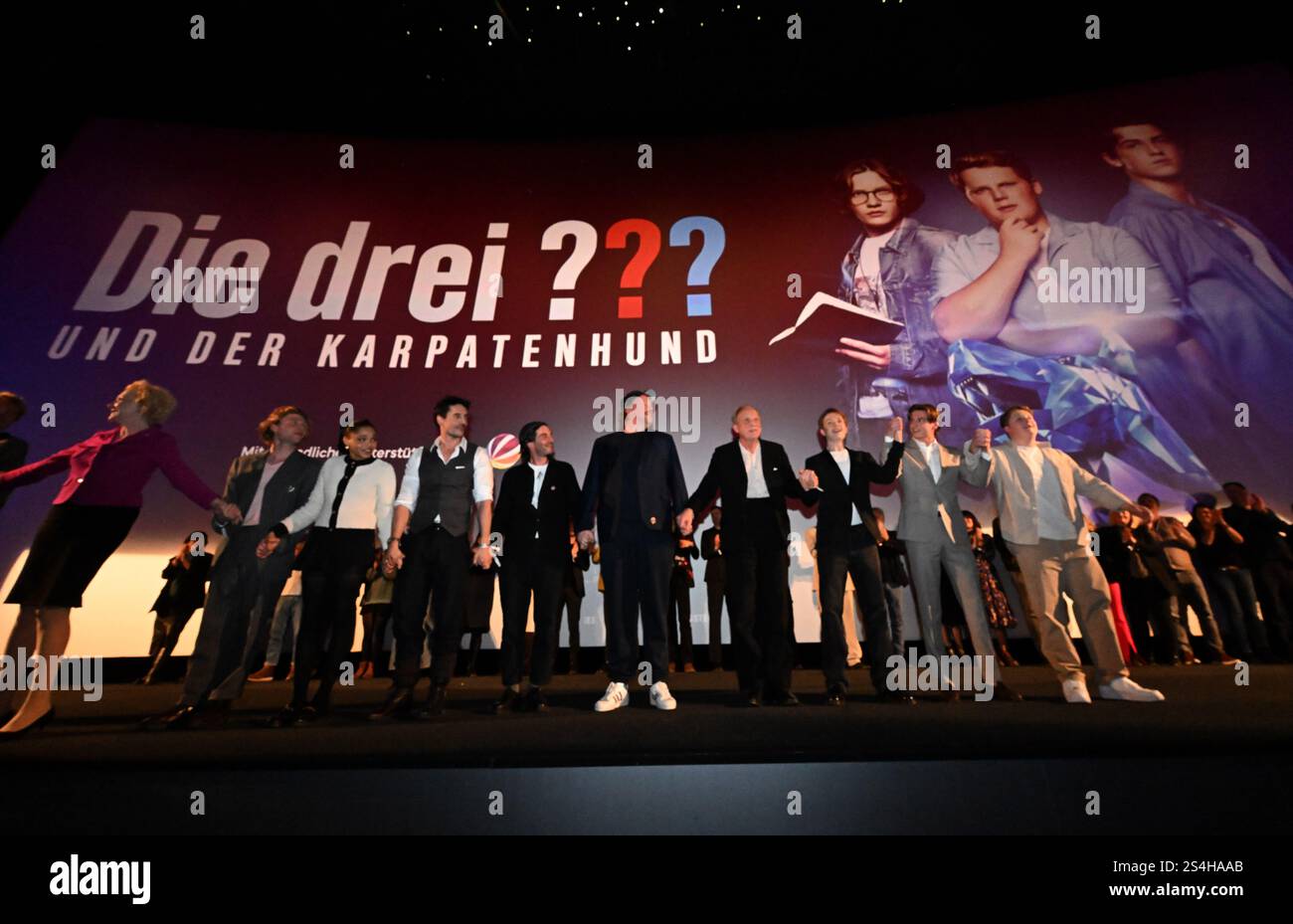 Munich, Allemagne. 12 janvier 2025. Le casting et l'équipe sont sur scène pour la première mondiale du film 'The Three ??? Et le chien des Carpates. Crédit : Felix Hörhager/dpa/Alamy Live News Banque D'Images