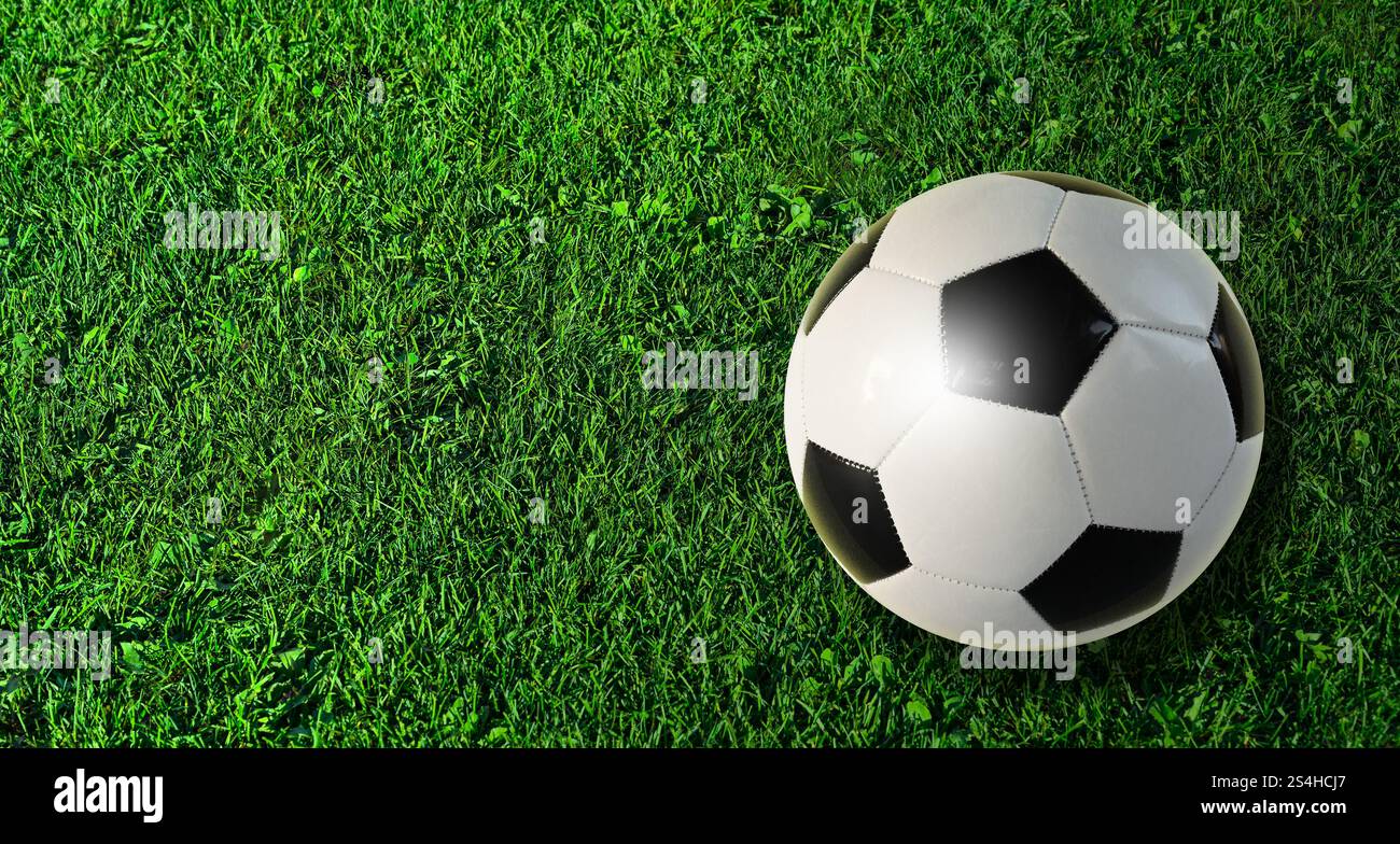 Coupe du monde de football 2026 Fussball ballon de football sur herbe verte avec un mouvement léger triplant. Jouer au fussball sur la coupe du championnat d'europe. Banque D'Images