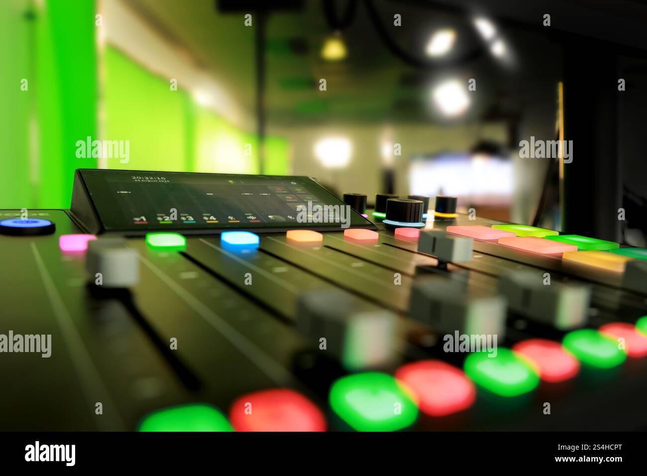 Produisez un studio vidéo de film avec des caméras, une console de mixage, des projecteurs et un fond d'écran vert rond pour la technologie de chrominance et la post-production. Banque D'Images