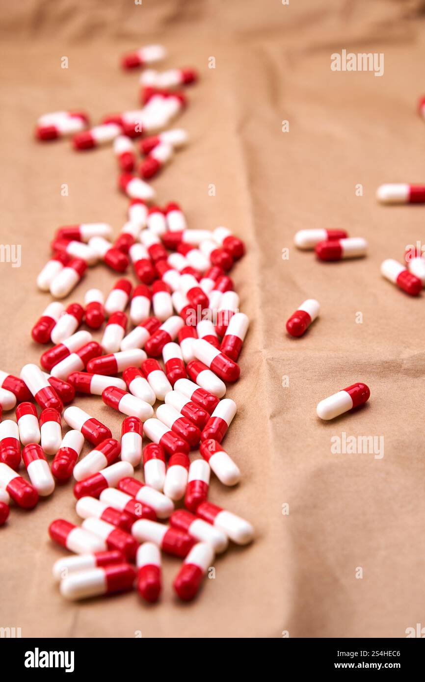 Capsules pharmaceutiques rouges et blanches. Banque D'Images