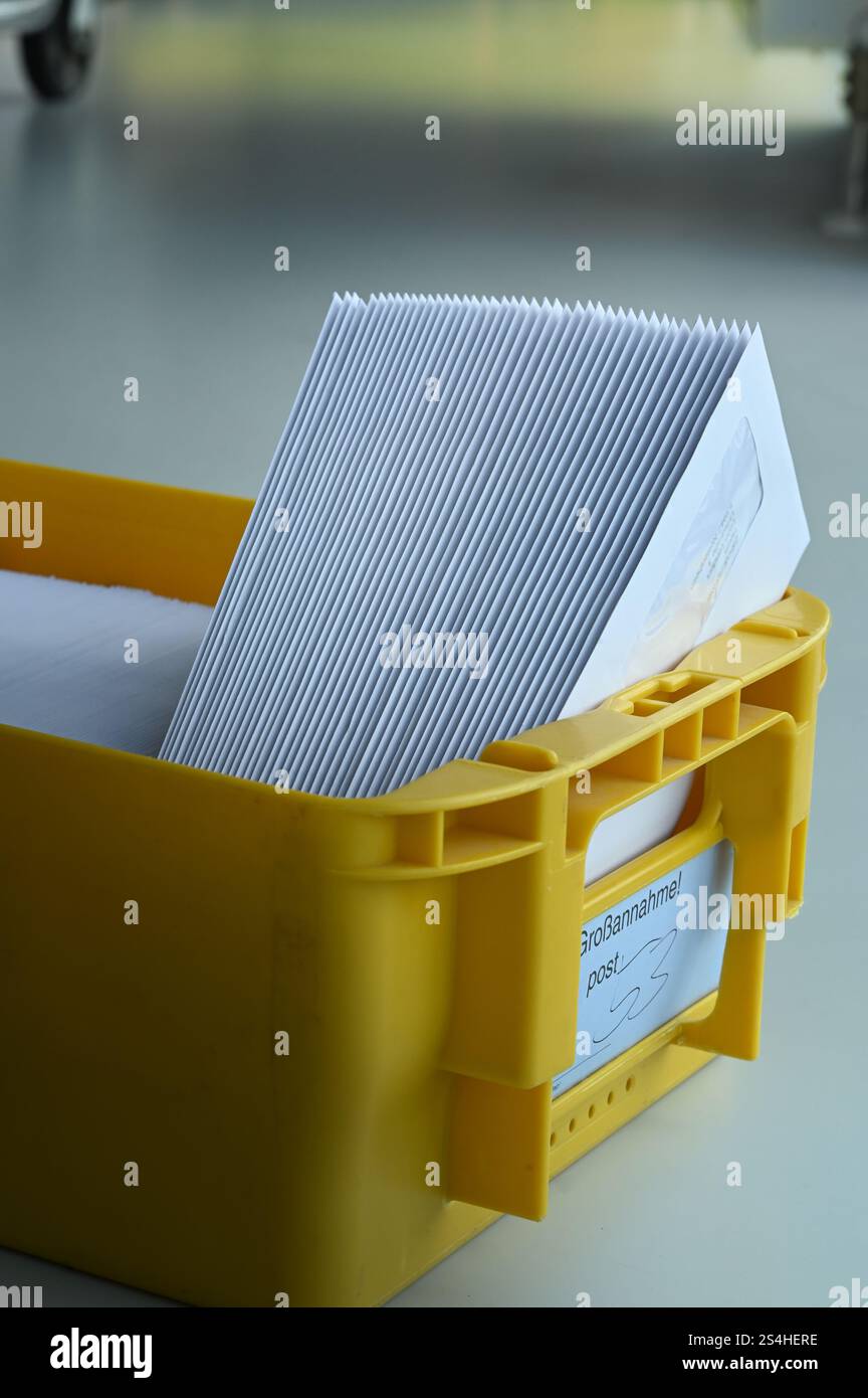 Boîte aux lettres avec courrier trié par code postal pour l'optimisation de la livraison et de l'affranchissement lors de l'envoi du courrier. Insertion de la production d'impression de lettres de courrier machine. Banque D'Images