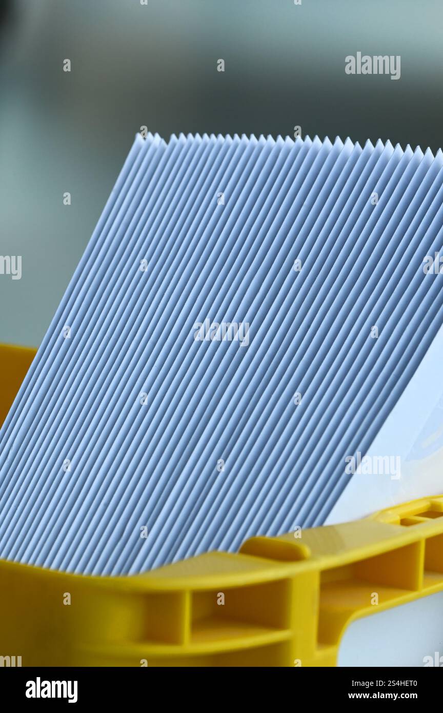 Boîte aux lettres avec courrier trié par code postal pour l'optimisation de la livraison et de l'affranchissement lors de l'envoi du courrier. Insertion de la production d'impression de lettres de courrier machine. Banque D'Images