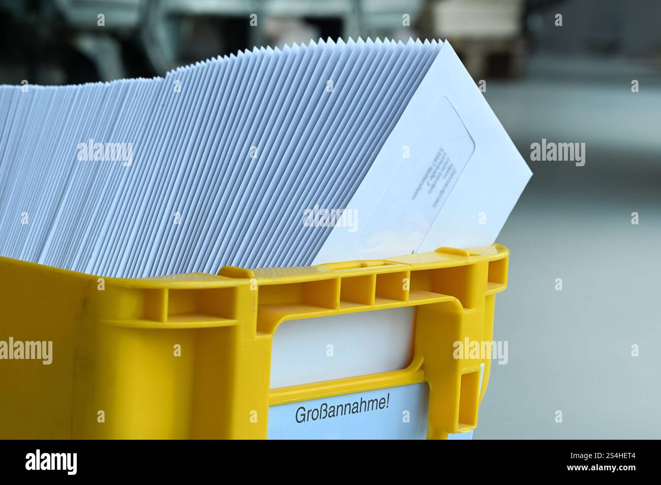 Boîte aux lettres avec courrier trié par code postal pour l'optimisation de la livraison et de l'affranchissement lors de l'envoi du courrier. Insertion de la production d'impression de lettres de courrier machine. Banque D'Images