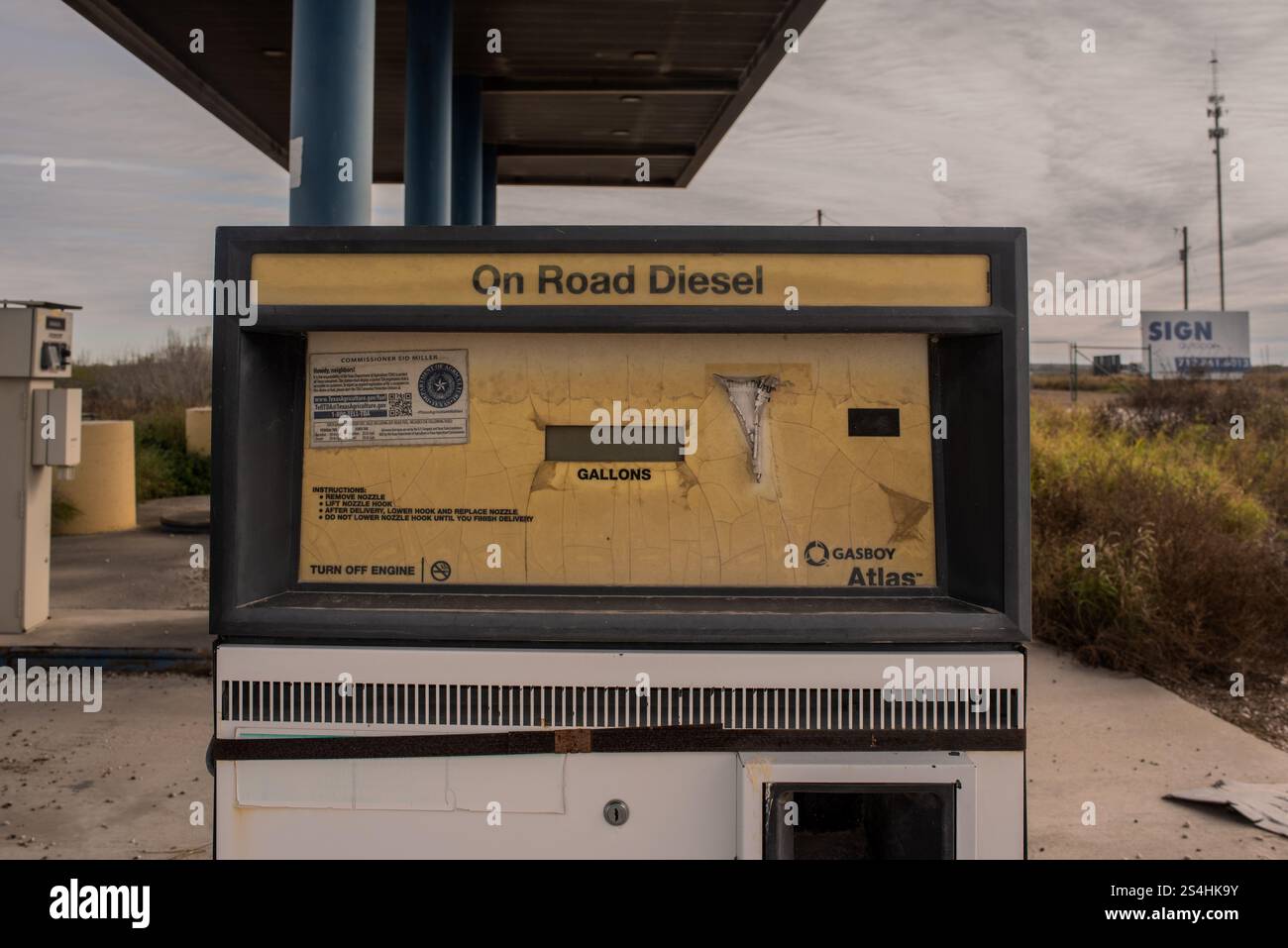 Gros plan d'un réservoir de carburant diesel hors route dans une station-service abandonnée du sud-ouest américain au Texas, États-Unis. Banque D'Images