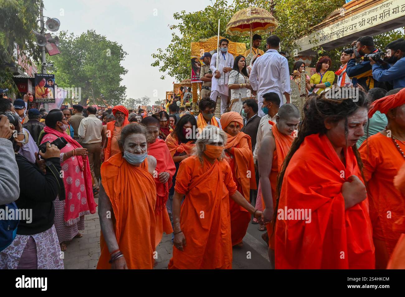 Haridwar, Uttarakhand, Inde - 15 avril 2021 : moines hindoues, sannyasins, marchant pour shahi snaan sur le fleuve Saint du gange à Kumbhmela. Banque D'Images