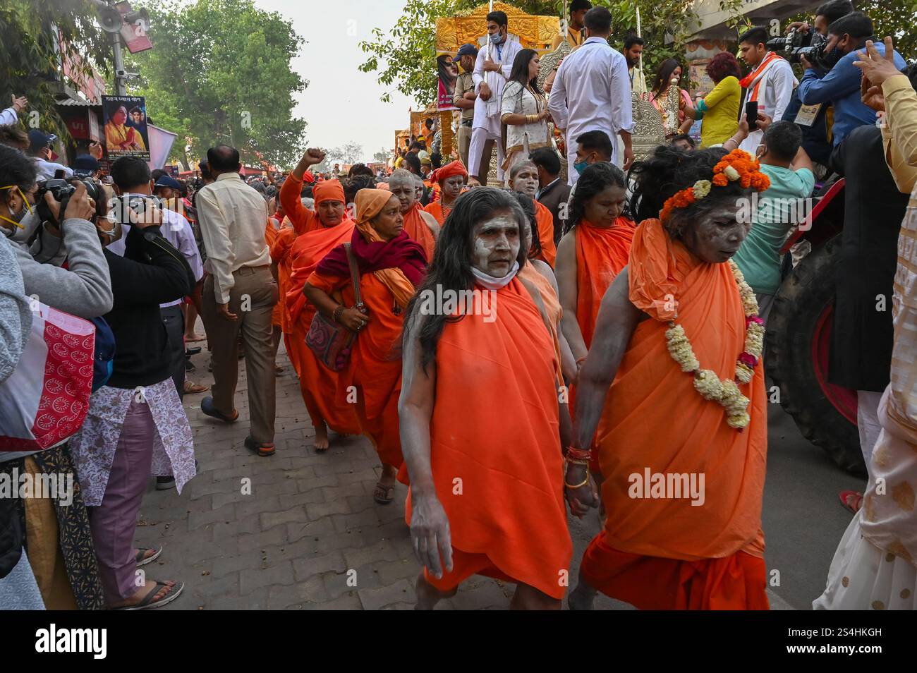 Haridwar, Uttarakhand, Inde - 15 avril 2021 : moines hindoues, sannyasins, marchant pour shahi snaan sur le fleuve Saint du gange à Kumbhmela. Banque D'Images