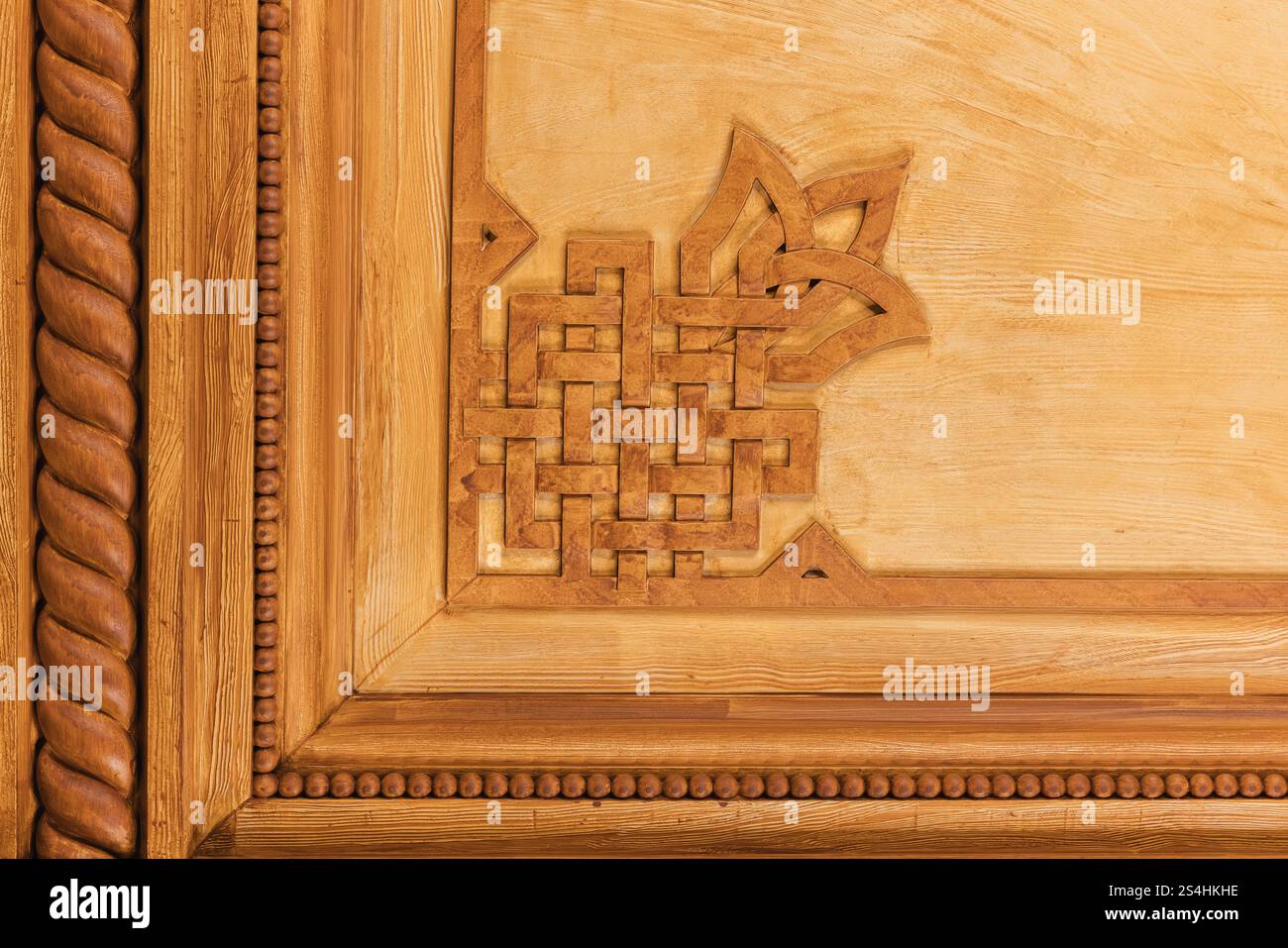 Meubles anciens, décoration d'angle, sculpture en bois avec un motif abstrait slave en relief, photo en gros plan, vue de face Banque D'Images