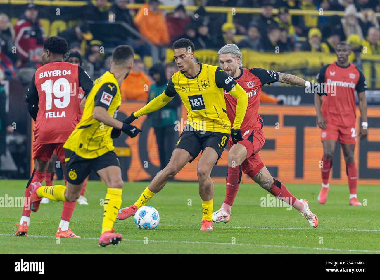 Dortmund, Allemagne. 10 janvier 2025. Dortmund, Allemagne, 10 janvier 2025 : un duel entre Felix Nmecha (8 Dortmund) et Robert Andrich (8 Leverkusen) lors du match de football 1.Bundesliga entre Borussia Dortmund et Bayer 04 Leverkusen au signal Iduna Park à Dortmund, Allemagne Philipp Kresnik (Philipp Kresnik/SPP) crédit : SPP Sport Press photo. /Alamy Live News Banque D'Images