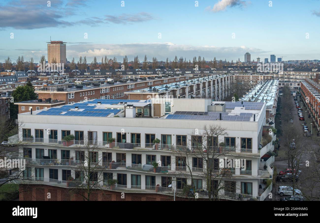 Vue sur le toit du quartier d'Amsterdam Rivierenbuurt, en regardant vers la gare centrale Banque D'Images