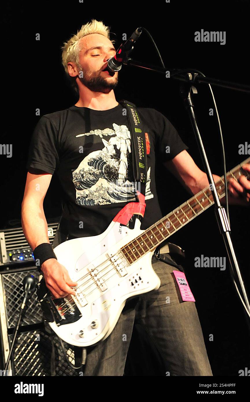 Templeton Pek, Birmingham band, (chanteur/bassiste Neal Mitchell) live in concert à Birmingham O2 Academy 2, le 20 avril 2011 Banque D'Images