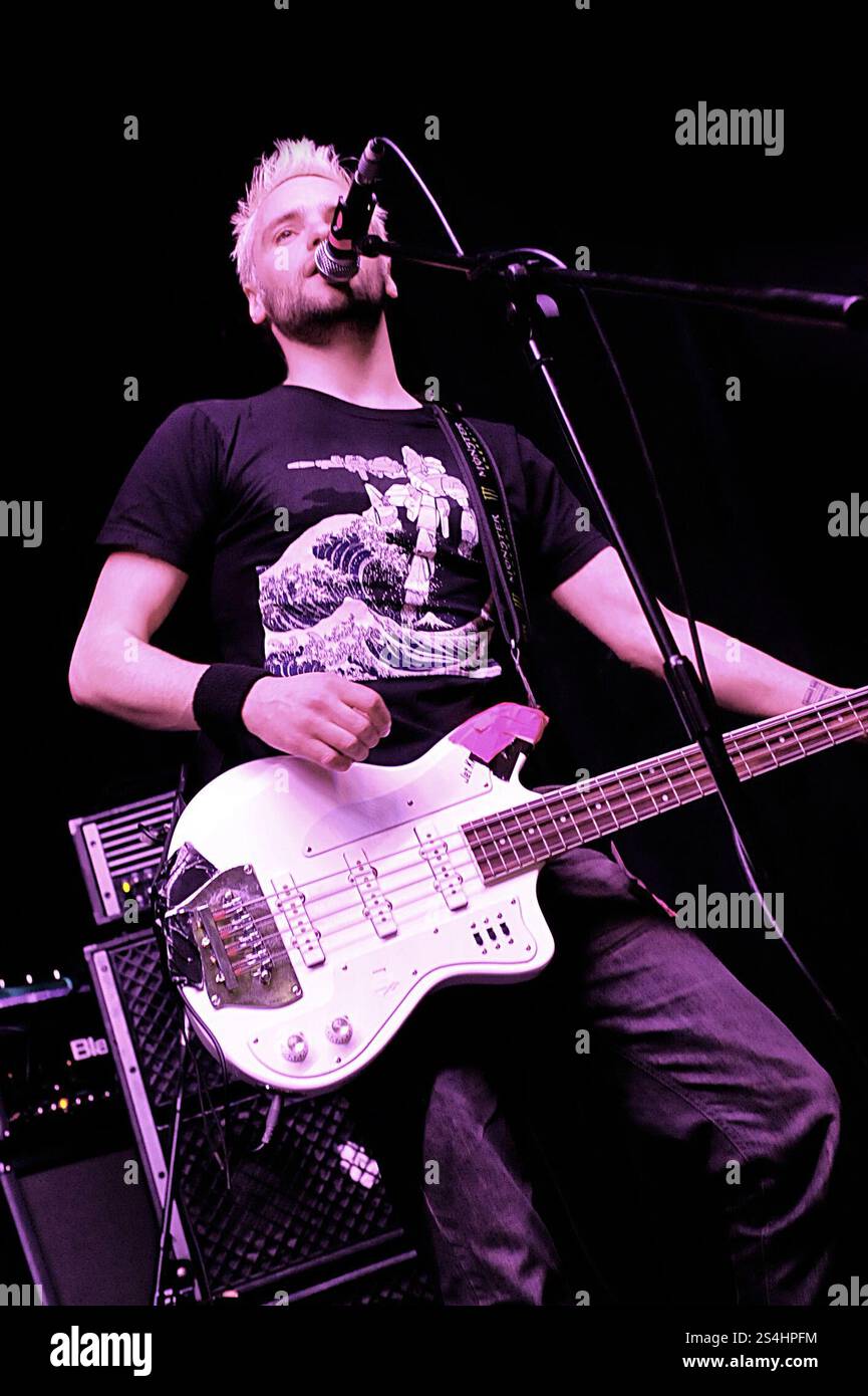 Templeton Pek, Birmingham band, (chanteur/bassiste Neal Mitchell) live in concert à Birmingham O2 Academy 2, le 20 avril 2011 Banque D'Images