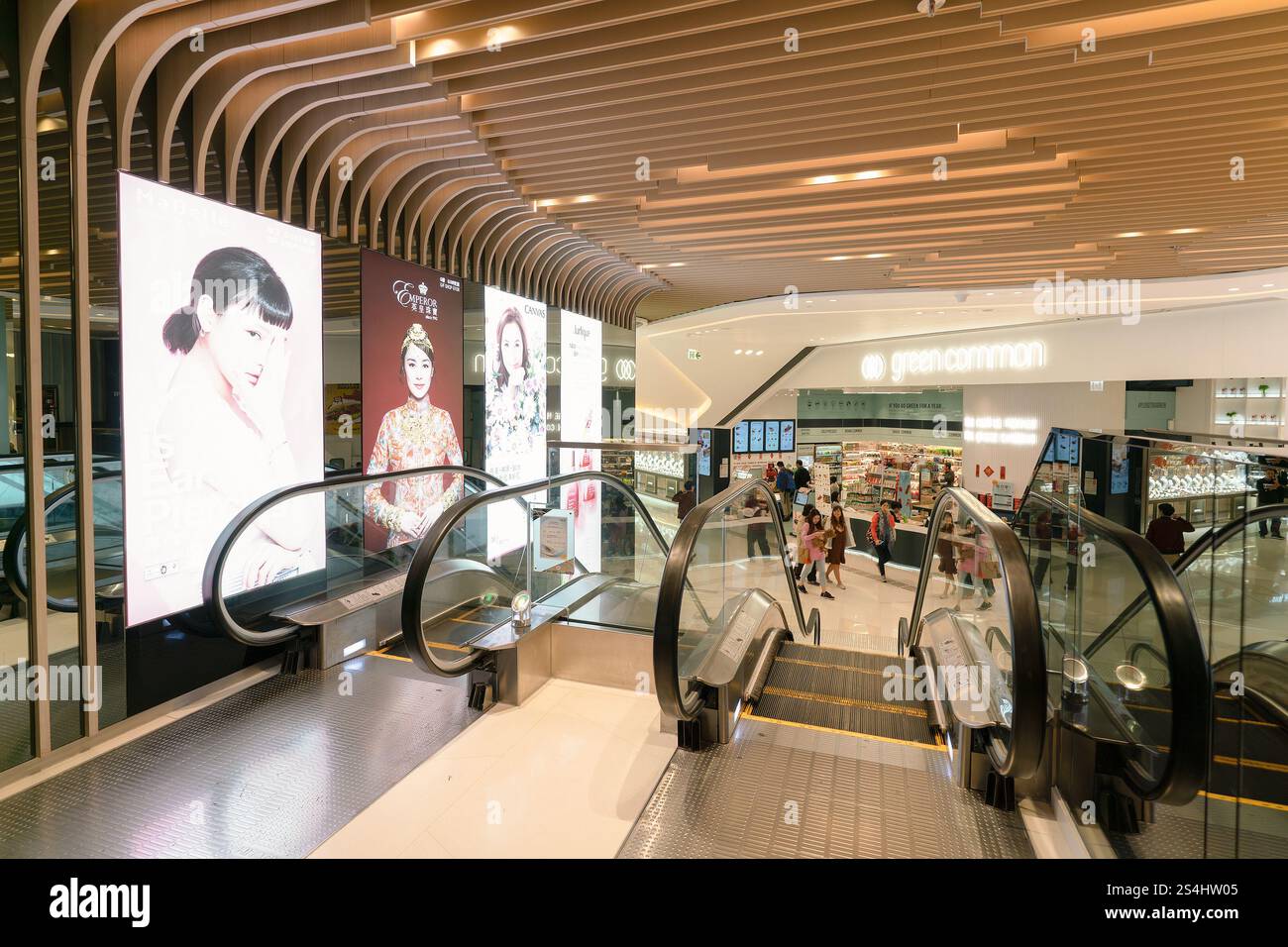 HONG KONG, CHINE - 1er FÉVRIER 2019 : escaliers mécaniques à Park Central avec Green Common en arrière-plan. Banque D'Images