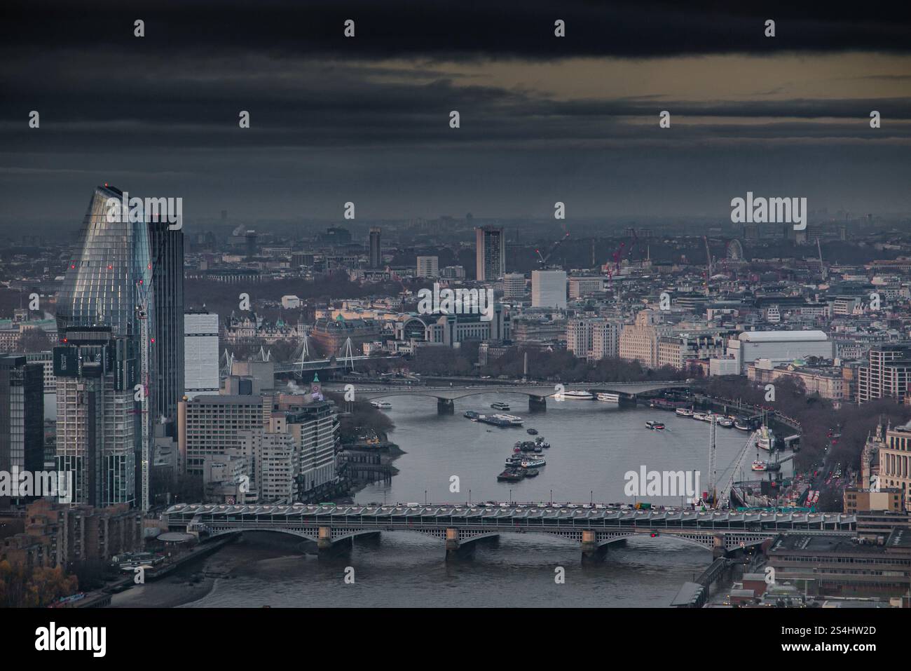 Une vue aérienne sur la Tamise à Londres : un Blackfriars et Blackfriar's Bridge au premier plan. Banque D'Images