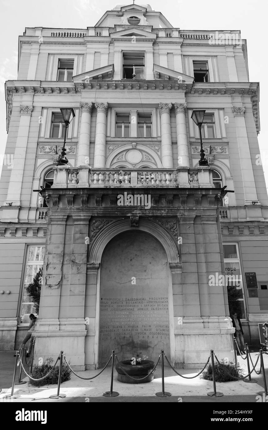 Mémorial de la seconde Guerre mondiale : la flamme éternelle, hommage aux victimes militaires et civiles de la seconde Guerre mondiale, brûle au cœur de Sarajevo. Banque D'Images