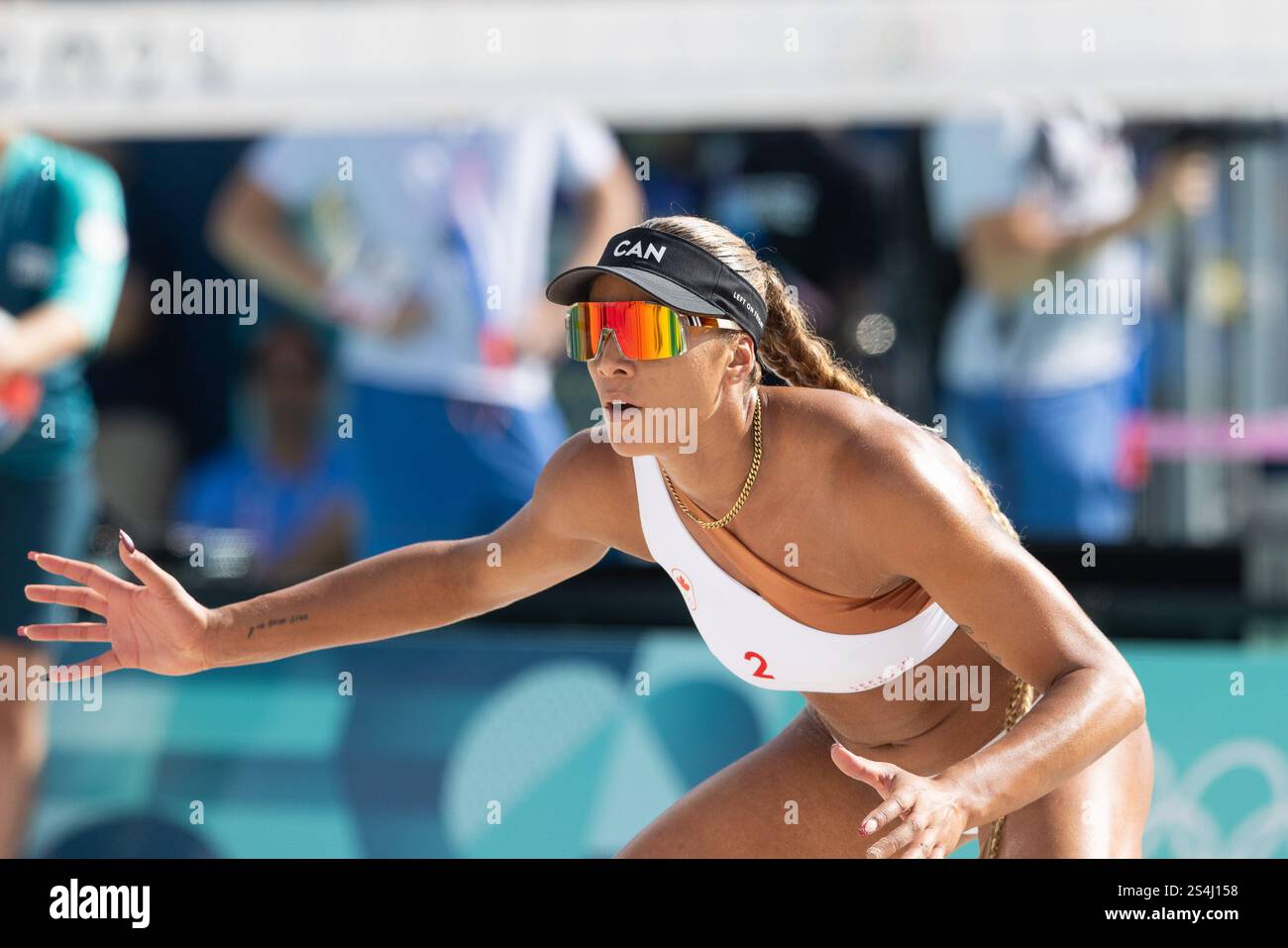 07 août 2024 : Brandie Wilkerson du Canada se prépare pour un service lors du match de quart de finale féminin de volleyball de plage entre le Canada et l'Espagne qui a eu lieu au stade de la Tour Eiffel pendant les Jeux olympiques d'été de Paris 2024 à Paris, en France. Daniel Lea/CSM. Banque D'Images