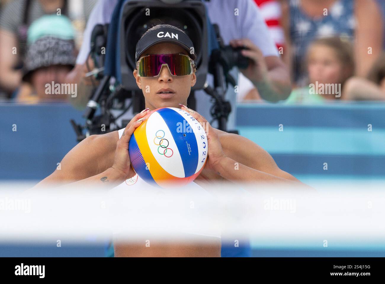 07 août 2024 : Brandie Wilkerson du Canada se prépare à servir lors du match de quart de finale féminin de volleyball de plage entre le Canada et l'Espagne qui a eu lieu au stade de la Tour Eiffel lors des Jeux olympiques d'été de Paris 2024 à Paris, en France. Daniel Lea/CSM. Banque D'Images