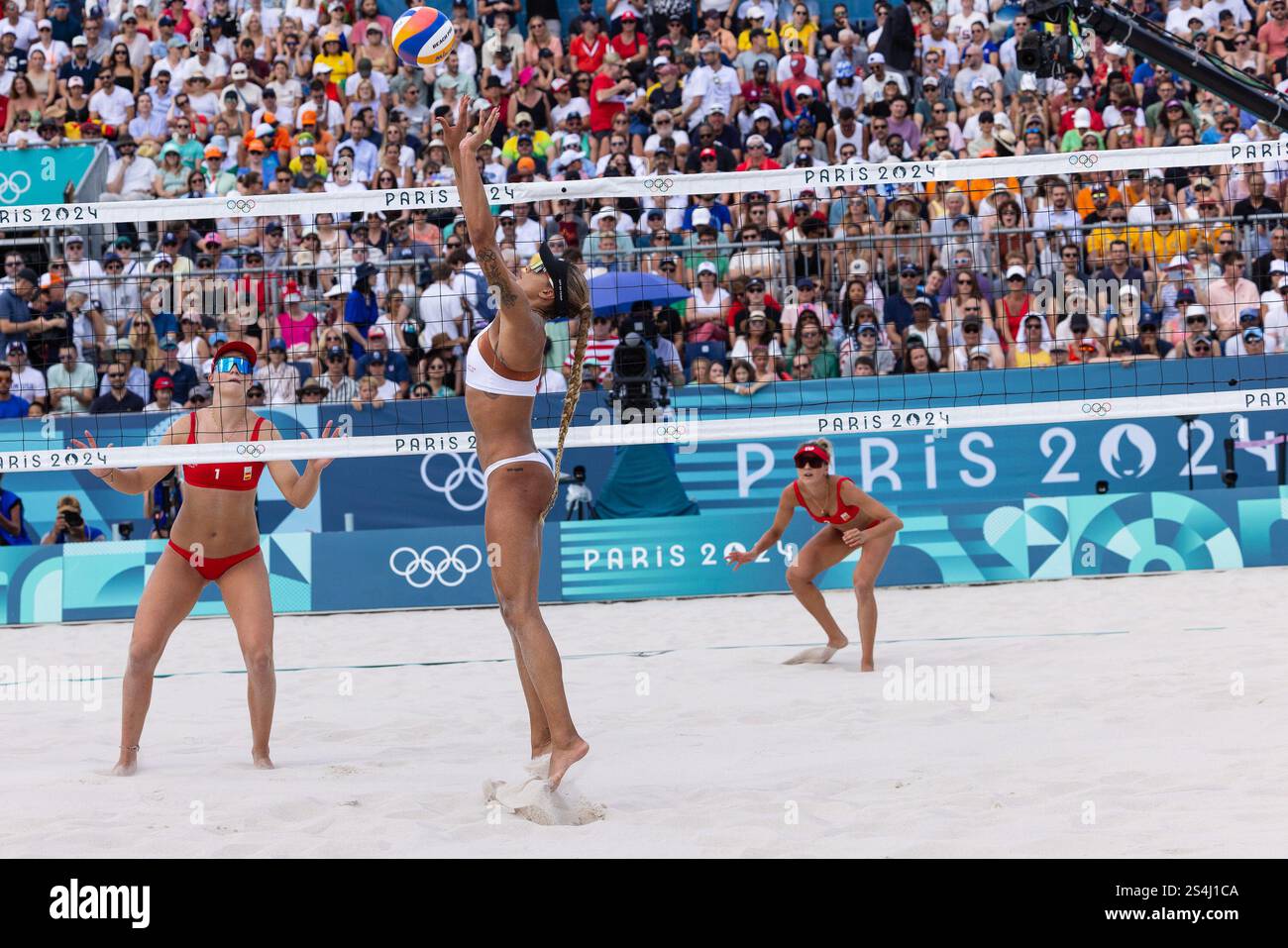 07 août 2024 : Brandie Wilkerson du Canada met la balle dans le match de quart de finale féminin de volleyball de plage entre le Canada et l'Espagne qui s'est tenu au stade de la Tour Eiffel lors des Jeux olympiques d'été de Paris 2024 à Paris, en France. Daniel Lea/CSM. Banque D'Images