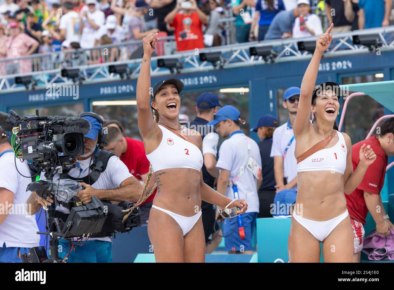 07 août 2024 : Brandie Wilkerson et Melissa Humana-Paredes du Canada célèbrent leur victoire à la suite du match de quart de finale féminin de volleyball de plage entre le Canada et l’Espagne qui s’est déroulé au stade de la Tour Eiffel lors des Jeux olympiques d’été de Paris 2024 à Paris, en France. Daniel Lea/CSM. Banque D'Images