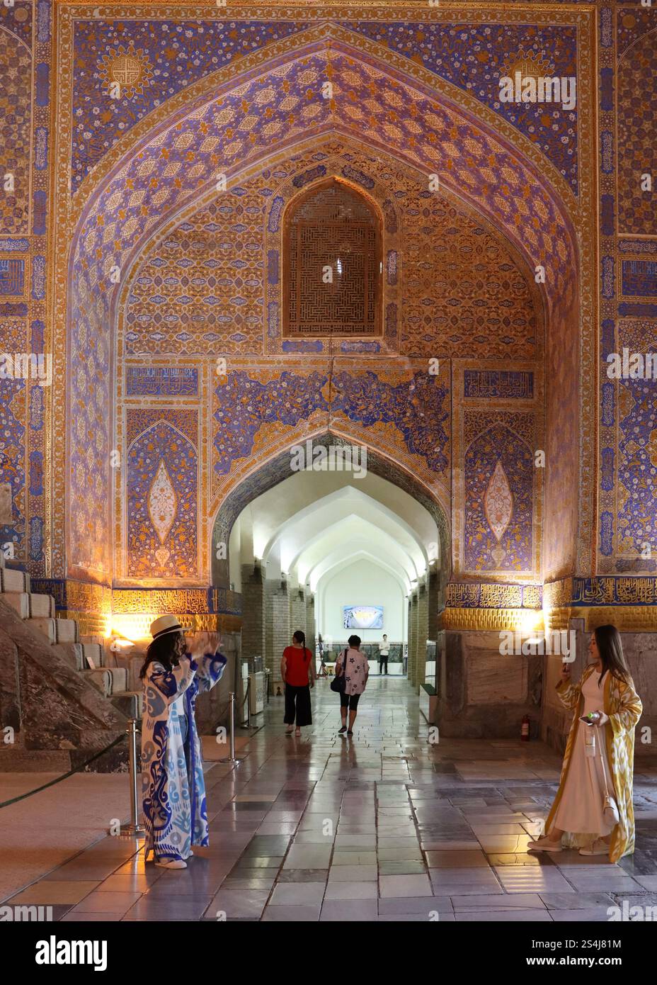 Femmes au mausolée-mosquée Tilya-Kori (recouverte d'or), Registan, Samarcande, Ouzbékistan, patrimoine mondial de l'UNESCO. Banque D'Images