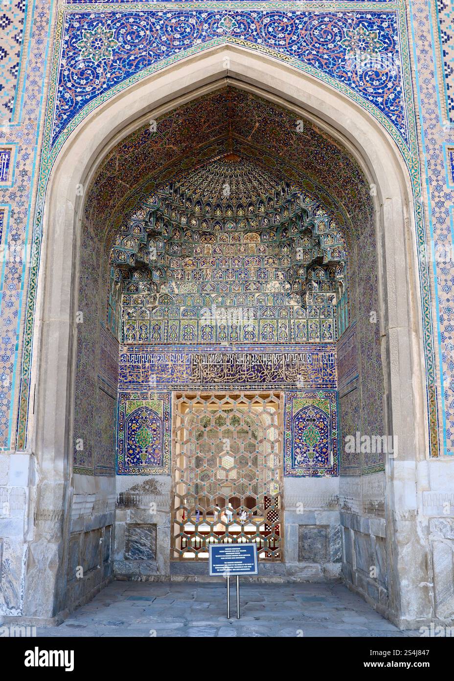 Détail de l'entrée de Ulugh Beg Madrasah – iwan, un espace voûté avec des muqarnas complexes. Registan Square, Samarcande, Ouzbékistan. Banque D'Images