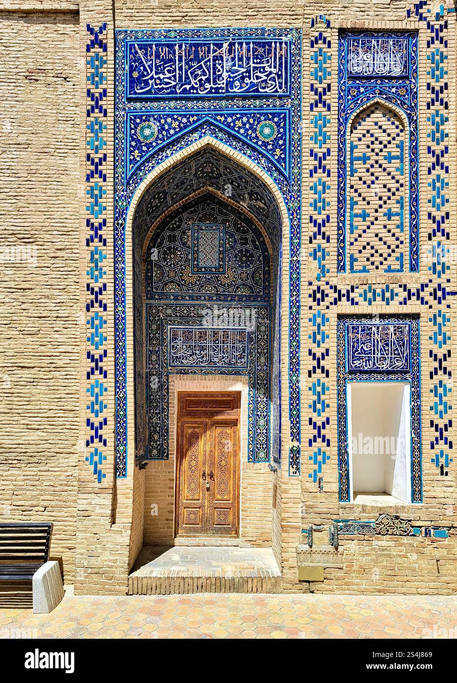 Mosquée de Tuman aka, Samarcande, site UNESCO – architecture Timuride, tuiles bleues, briques vitrées, portail en bois, motifs épigraphiques. Symbole du patrimoine islamique. Banque D'Images