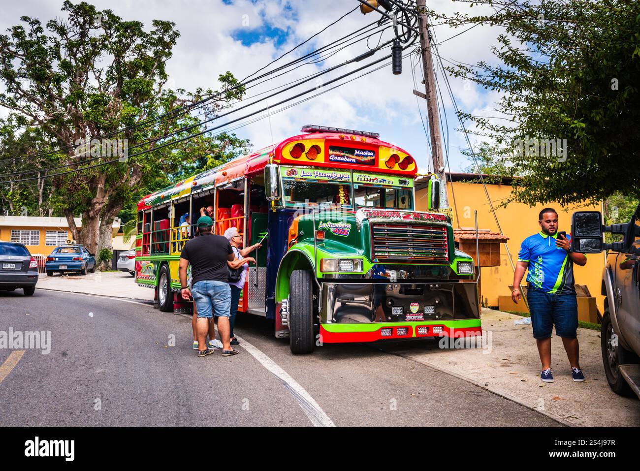Orocovis, Porto Rico - 3 mars 2018 : la Rumbera est un bus de fête à Porto Rico sur la Ruta Longaniza (route des saucisses). Banque D'Images