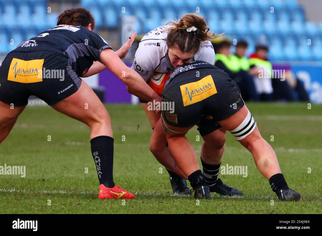 Exeter, Devon, Royaume-Uni. 12 janvier 2025. PWR Professional Women's Rugby Exeter Chiefs contre Bristol Bears à Sandy Park, Exeter, Devon. Photo : Chiefs Tackle Bears 4.⁠ ⁠Hollie Cunningham. Crédit : Nidpor/Alamy Live News Banque D'Images