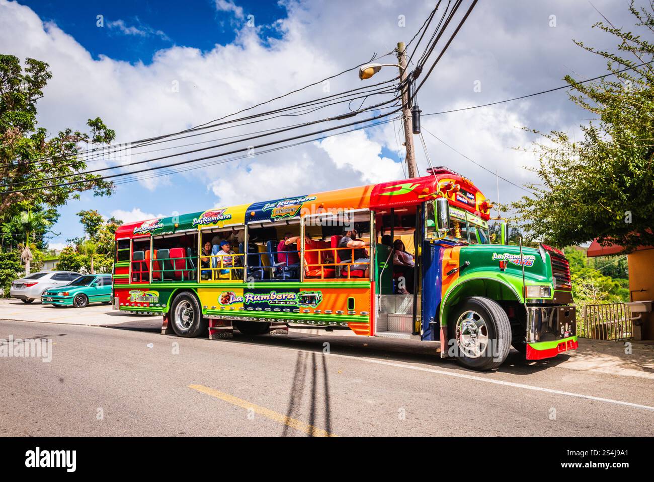 Orocovis, Porto Rico - 3 mars 2018 : la Rumbera est un bus de fête à Porto Rico sur la Ruta Longaniza (route des saucisses). Banque D'Images