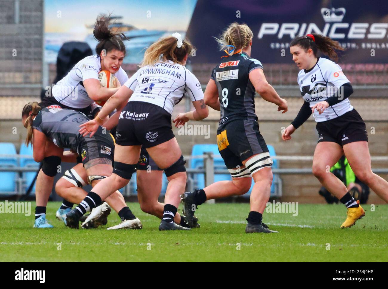 Exeter, Devon, Royaume-Uni. 12 janvier 2025. PWR Professional Women's Rugby Exeter Chiefs contre Bristol Bears à Sandy Park, Exeter, Devon. Sur la photo : Ilona Maher attaqué par les chefs. Crédit : Nidpor/Alamy Live News Banque D'Images