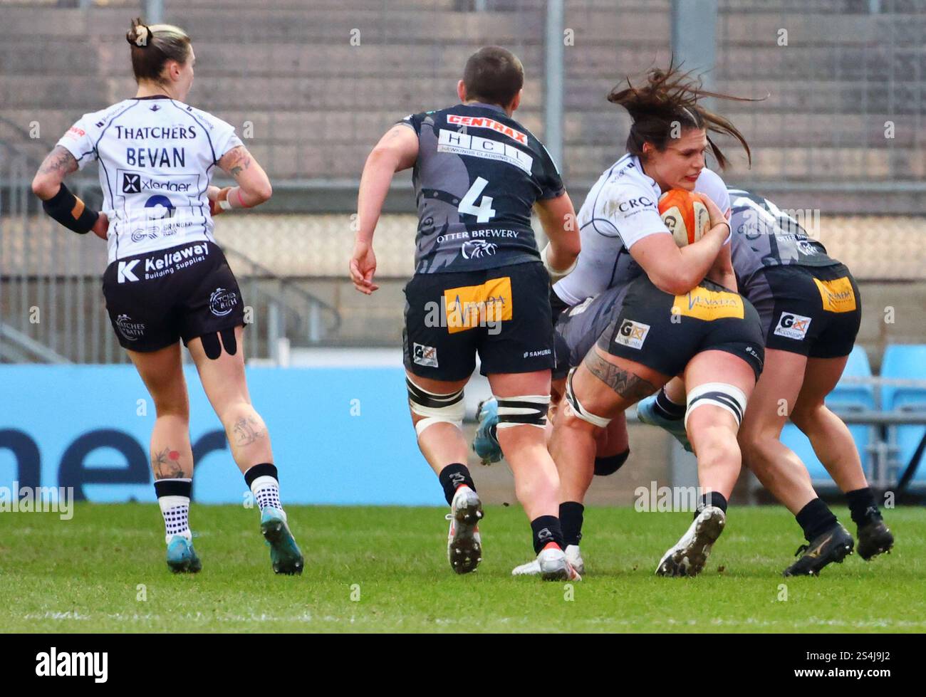 Exeter, Devon, Royaume-Uni. 12 janvier 2025. PWR Professional Women's Rugby Exeter Chiefs contre Bristol Bears à Sandy Park, Exeter, Devon. Sur la photo : Ilona Maher attaqué par les chefs. Crédit : Nidpor/Alamy Live News Banque D'Images